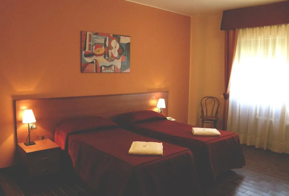 Hotel Forum 로짜노 3*,